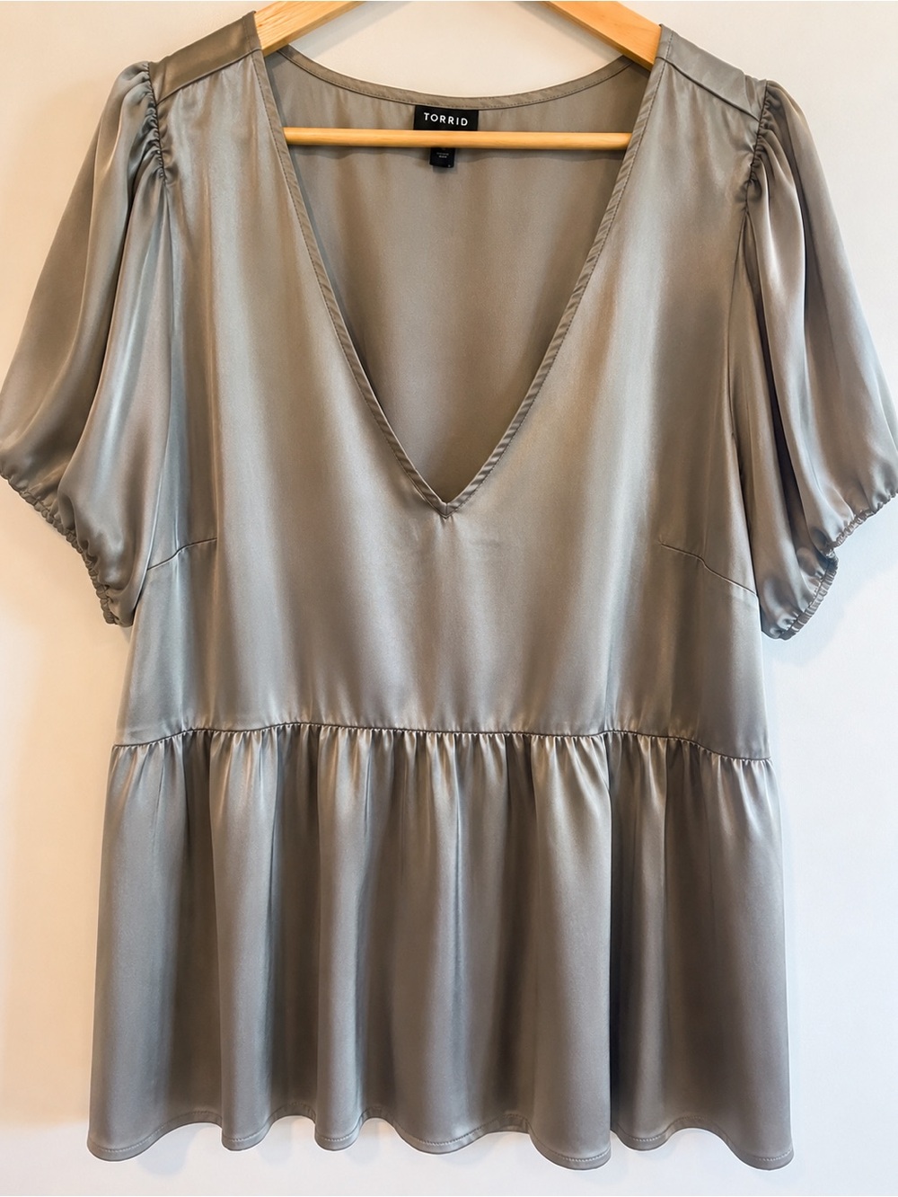 Torrid Gray Satin V-Neck Peplum Blouse - size 1 - Picture 2 of 3